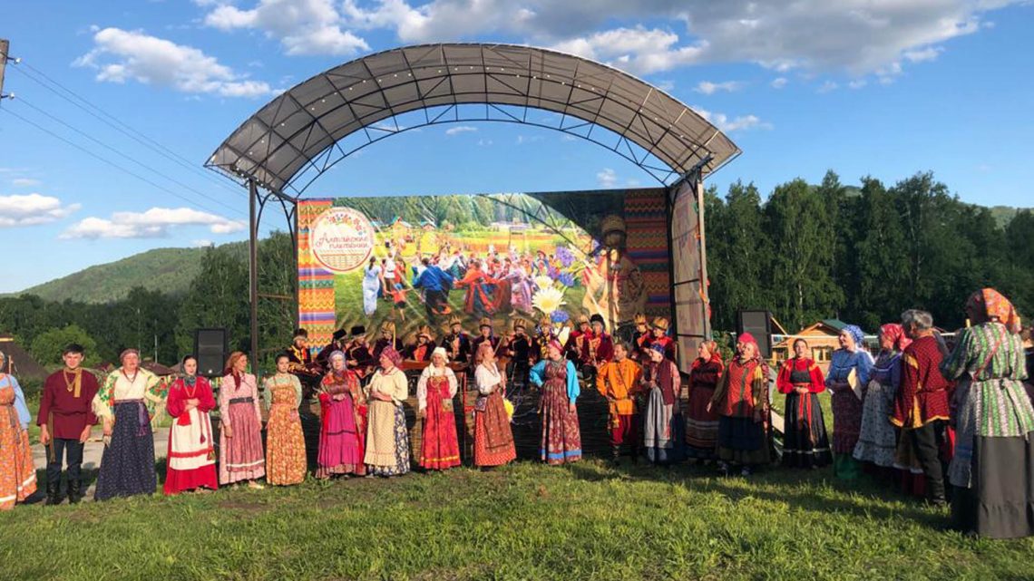 Специалисты Республиканского центра народного творчества приняли участие в фестивале фольклора и народных ремёсел «Алтайские плетёнки».