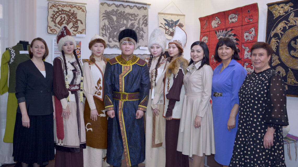 Выставка “Куулгазынду кийис – Волшебный войлок” открылась в Доме народов Алтайского края