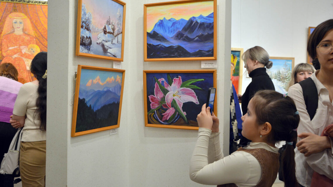 Открытие республиканской выставки художников-любителей, посвященной Году семьи в Российской Федерации