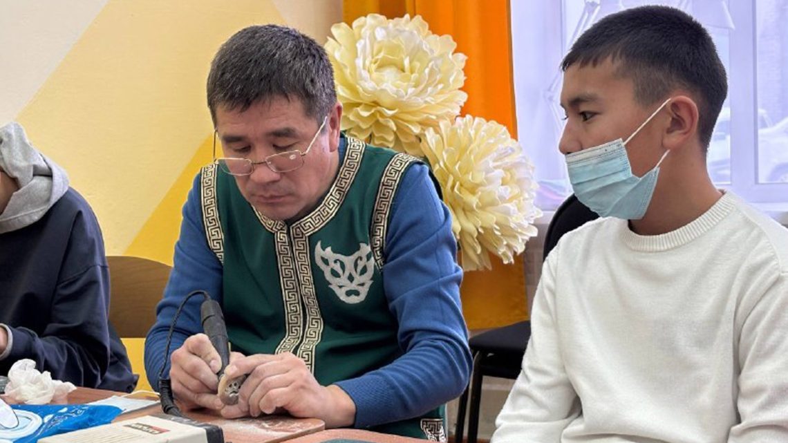 Народный мастер Российской Федерации и Республики Алтай Аржан Кухаев провел мастер-класс по изготовлению аксессуаров в этническом стиле